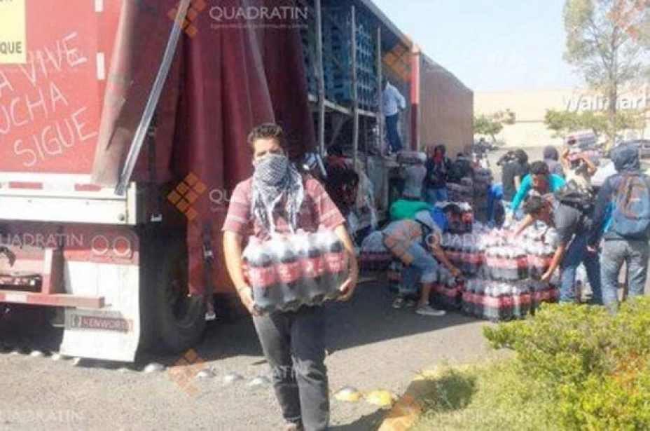 Integrantes de la Organización de Normales de Michoacánsaquearon la Plaza Comercial la Huerta como protesta por la desaparición de los 43 estudiantes de Ayotzinapa.