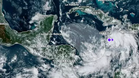 Esta es la ubicación EXACTA de la zona de Baja Presión que podría convertirse en HURACÁN frente a Yucatán