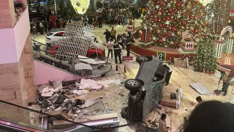 Cae auto en centro comercial