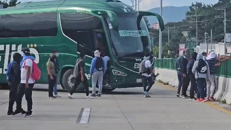 Los alumnos acudieron a la protesta encapuchados.