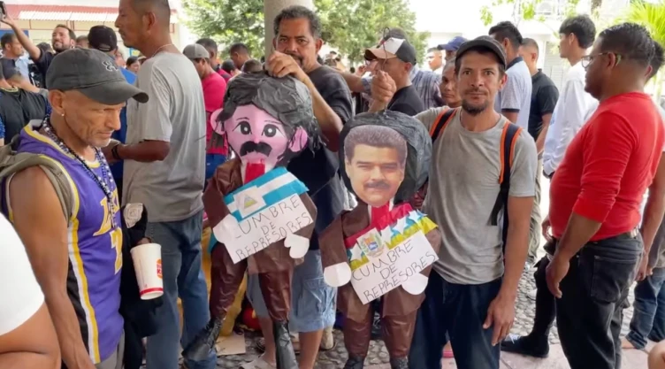 Con quema de piñatas de dictadores, migrantes realizan su propia cumbre en Tapachula, Chiapas.jpg