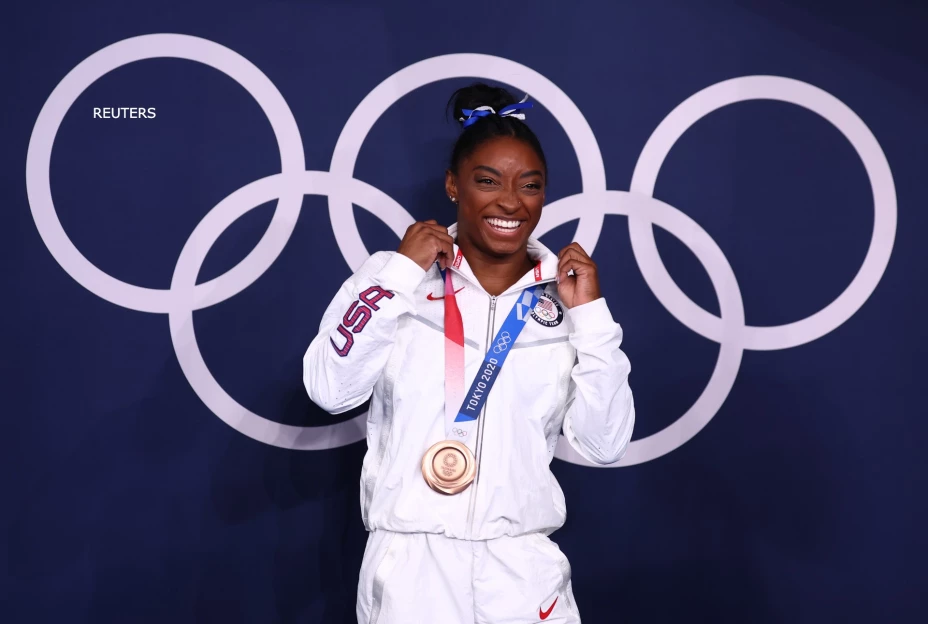 Actualmente es considerada la mejor gimnasta del mundo. Con 19 títulos de campeona mundial y 25 medallas ganadas en campeonatos mundiales, Biles es la gimnasta más laureada de todos los tiempos, tanto en la categoría masculina como en la femenina.