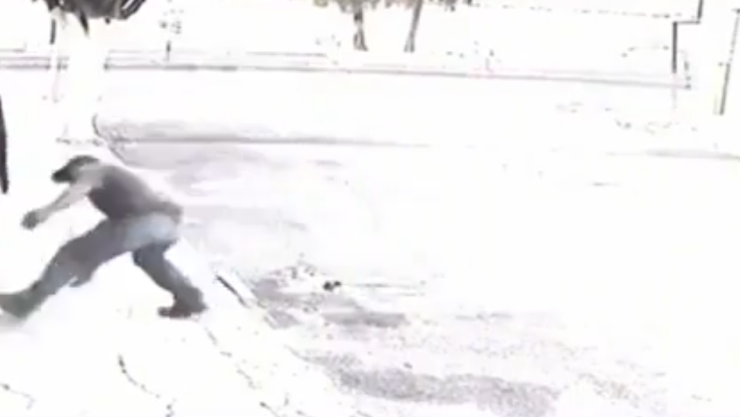 Hombre muerde a mujer.png