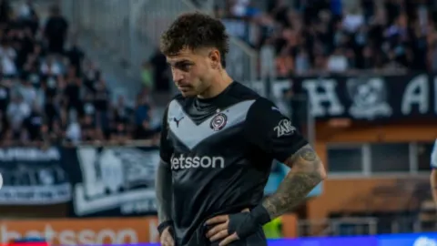 Thiago Nuss a punto de ejecutar un penal con OFI Creta