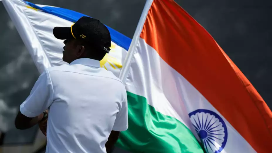 Banderas de Filipinas e India en un ejercicio naval.
