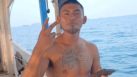 Hombres fue captado pescando en calles inundadas de Progreso tras paso del Huracán Milton