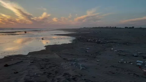 Playa El Tambor contaminada