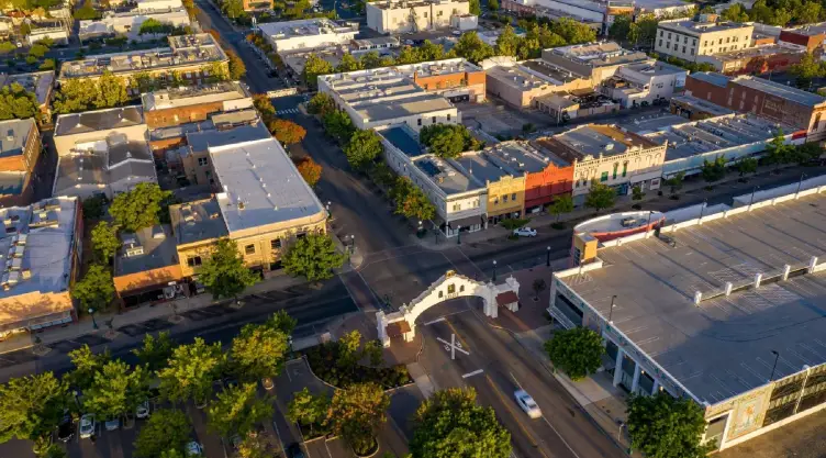 un hermoso atardecer en la ciudad de Lodi, California