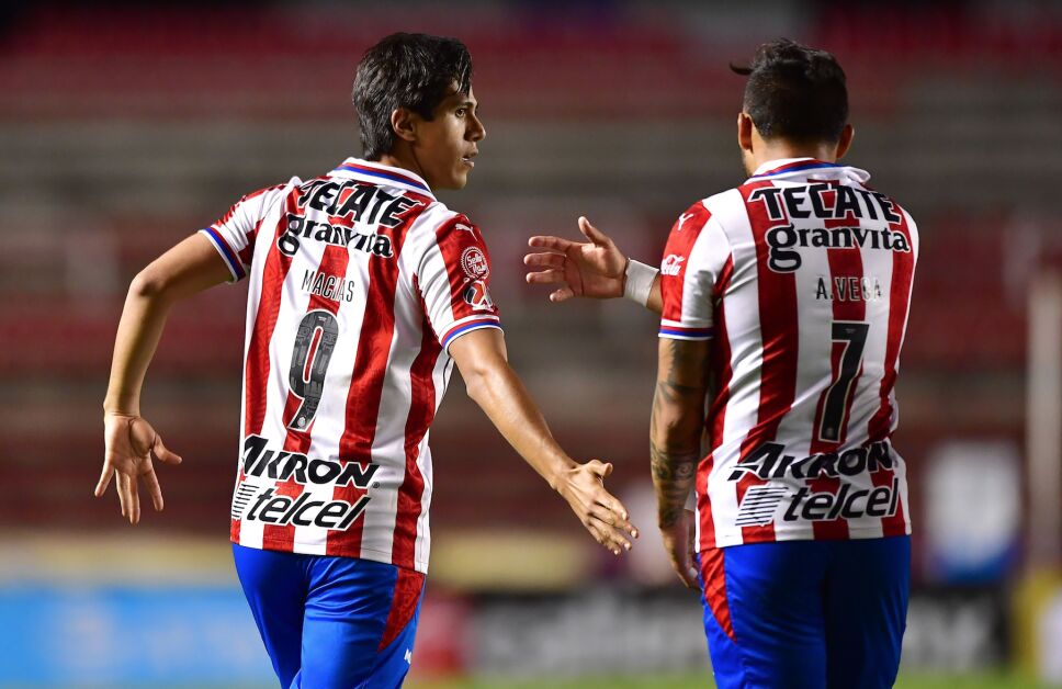 Chivas rescata el empate ante Querétaro con goles de Ponce y Macías