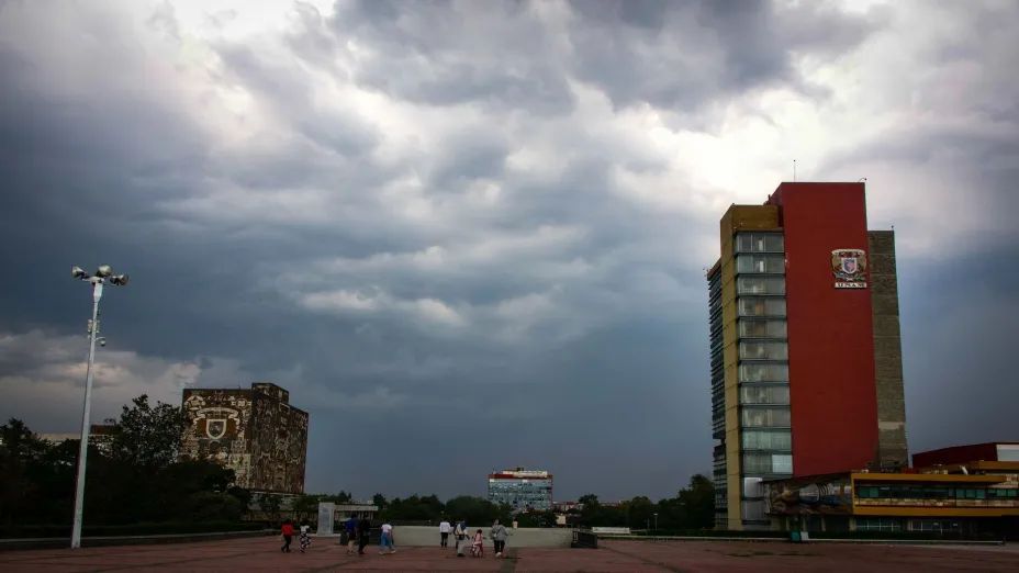 Nubes de tonos grises cubren Ciudad Universitaria.