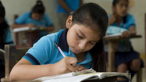 Niña estudiando en una escuela de México