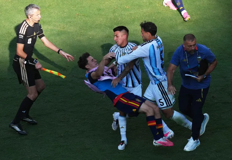 Leandro Paredes arremete contra los jugadores de España tras perder la final del Mundial 2026.