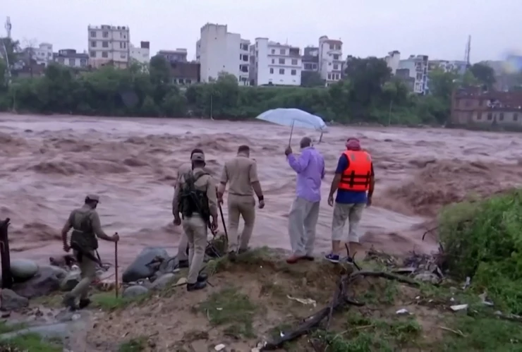 Más muertos y desastre por inundaciones en India.