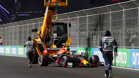 Max Verstappen golpea el muro