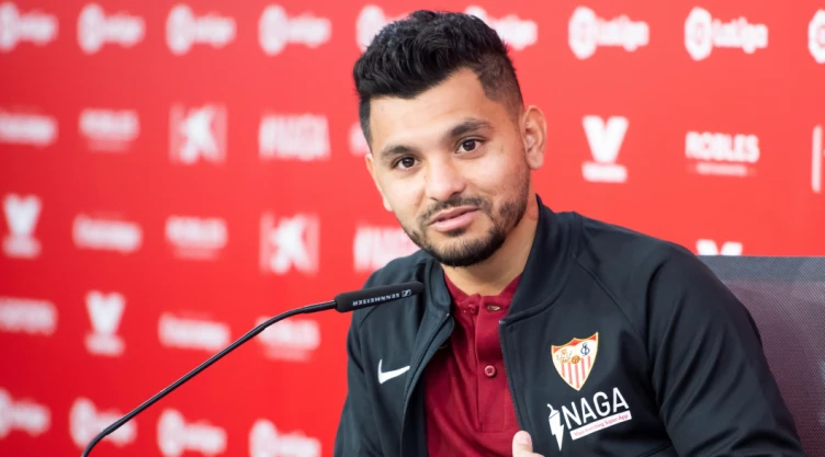 Tecatito Corona con el Sevilla