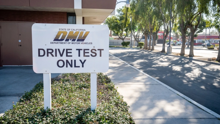 Cartel del DMV de California que señala la zona de examen de manejo
