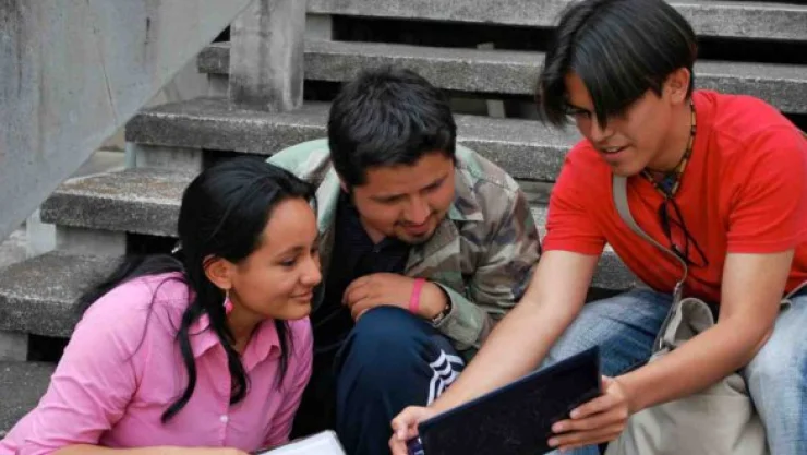 Cantidad de hispanos universitarios aumenta 80% en EUA