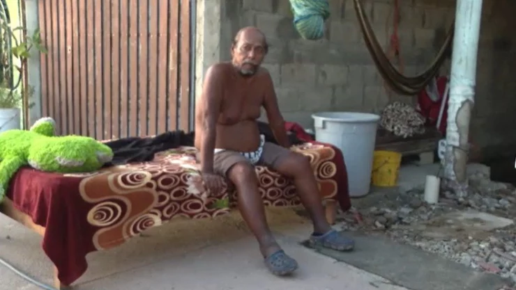 La gente en Acapulco duerme en las calles tras paso de huracán Otis.jpg