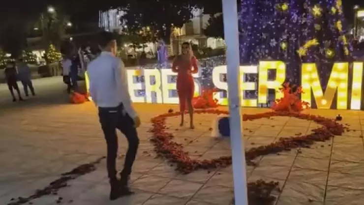 VIDEO_ Rompe estereotipos y hace propuesta de matrimonio a su novio