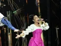Lola Cortés elogió la producción y le recordó a Isaveli el poder que tiene su música para tocar los corazones del público. Chiquis también compartió su entusiasmo por el concierto, señalando la magia especial que siempre trae Isaveli al escenario. Espinoza Paz la aplaudió, afirmando que brilló como el Sol y que, en esta ocasión, no dejó nada para “después”, haciendo todo lo posible para lograr una actuación memorable.