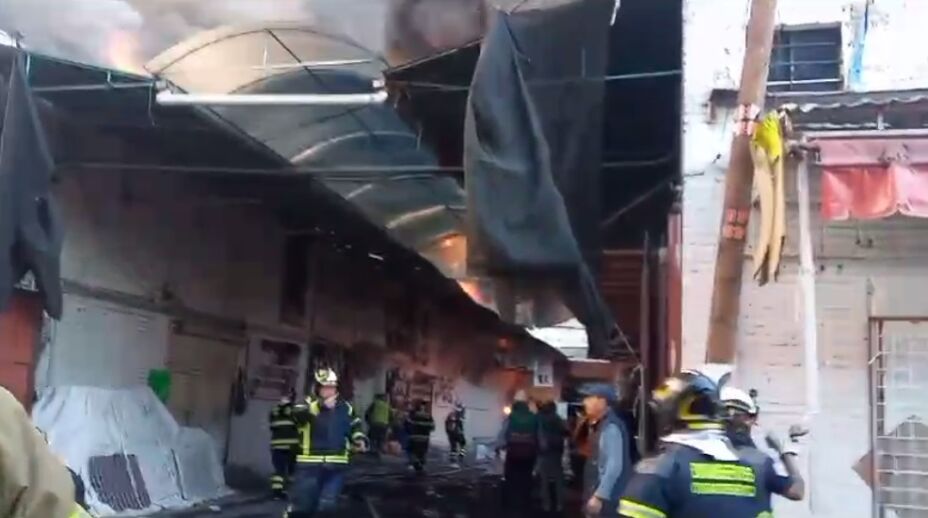Incendio en fábrica de zapatos en el área de la Lagunilla de la Ciudad de México