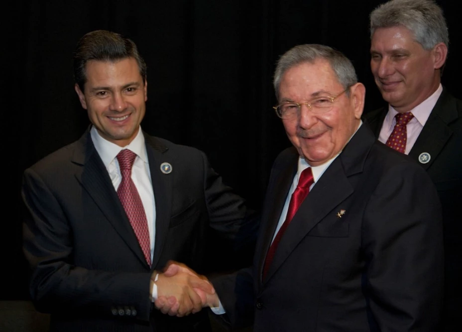 Enrique Peña Nieto y Raúl Castro.