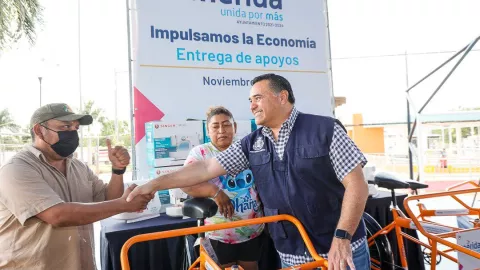 Entregan apoyos para impulsar la economía de familias en Mérida