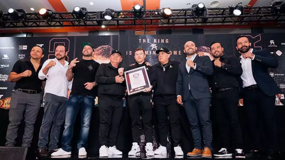 Familia de Canelo Álvarez recibe récord Guinness por esta razón