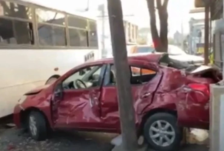 Mujer-es-embestida-por-un-camión-de-pasajeros-tras-aparatoso-choque-en-el-Centro-de-Monterrey.webp