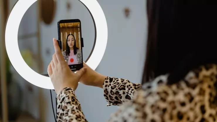 TikToker recibe un golpe en la cabeza con un zapato y se hace viral