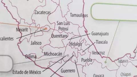 Nuevo libros SEP confunden en mapa a Querétaro con Guanajuato.