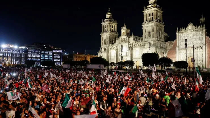 Simpatizantes de Sheinbaum arrancan festejos en el Zócalo previo al Conteo Rápido de las elecciones 2024 en México