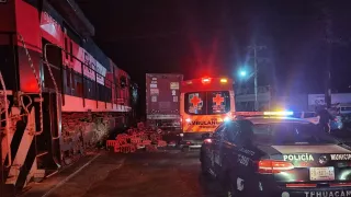 tráiler intenta ganarle el paso a un tren en Tehuacán