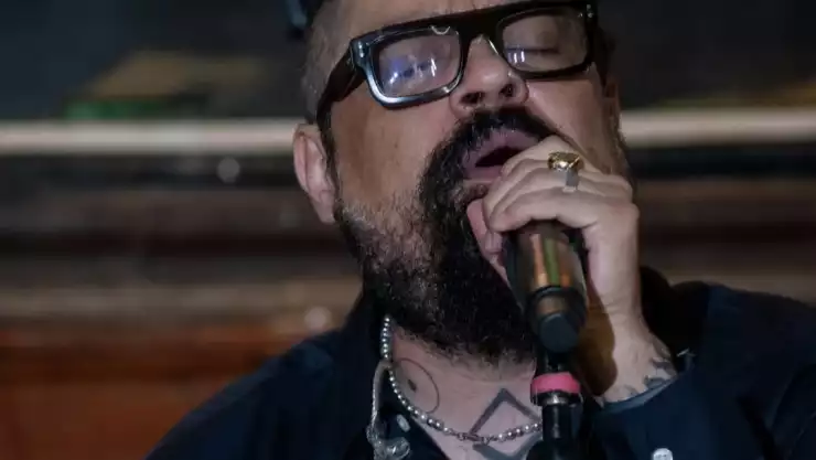 Vocalista Panteón Rococó.jpeg
