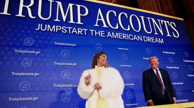 El presidente de Estados Unidos, Donald Trump, y la cantante Nicki Minaj se ríen en el escenario durante la Cumbre de Cuentas Trump del Departamento del Tesoro de Estados Unidos.
