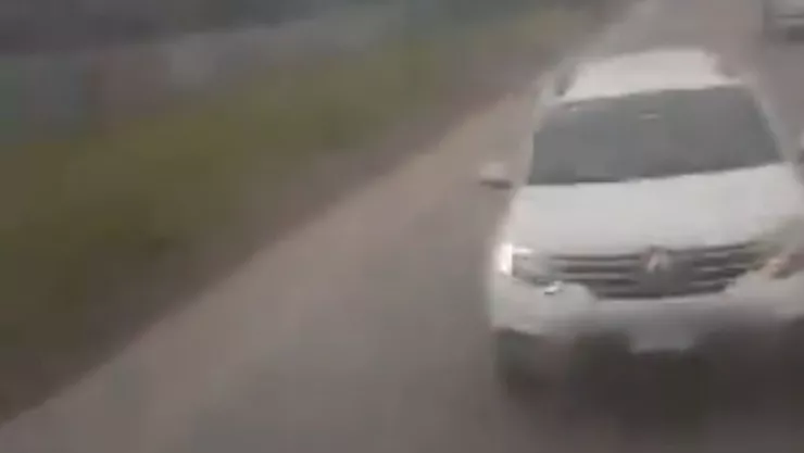 Hombre balea autobús escolar