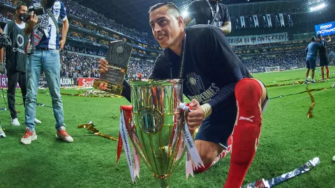 Rogelio Funes Mori con el trofeo de la Concachampions