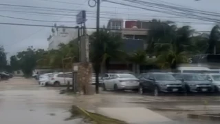 Así se encuentran las calles de Tulum a una hora del impacto del huracán Beryl en Quintana Roo