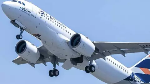 ¡Terror en el aire! Avión sufre ‘incidente técnico’ y dispara pasajeros al techo; hay 50 heridos.jpg