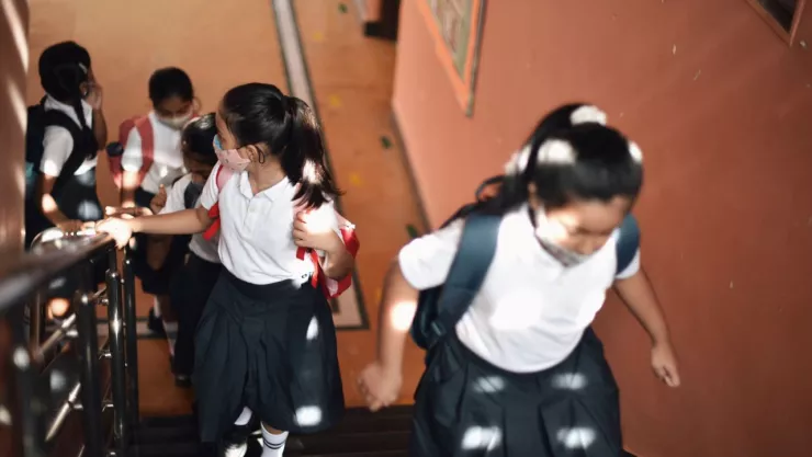 niños con sus uniformes escolares