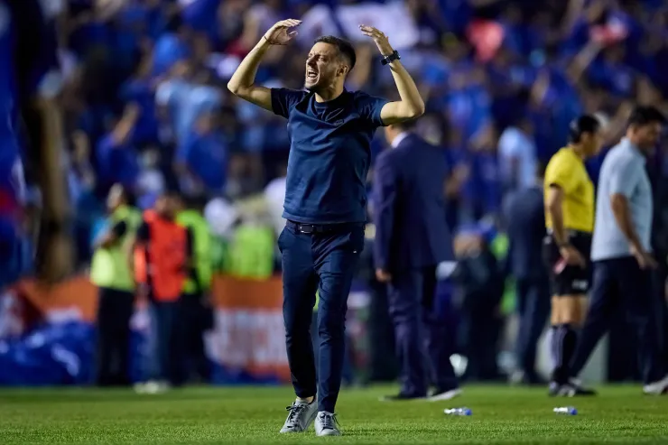 Martín Anselmi festeja el pase de Cruz Azul a las semifinales.