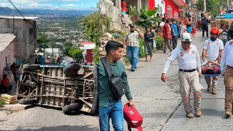 Camioneta se vuelca en la rampa de Patria Nueva hoy 14 de enero