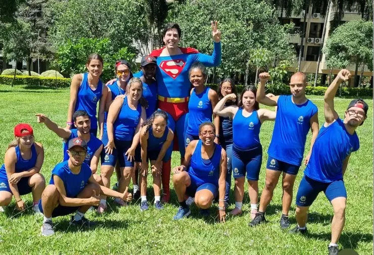 clark-kent-brasileño-se-disfraza-superman-hospitales-se-gana-rompe-corazones