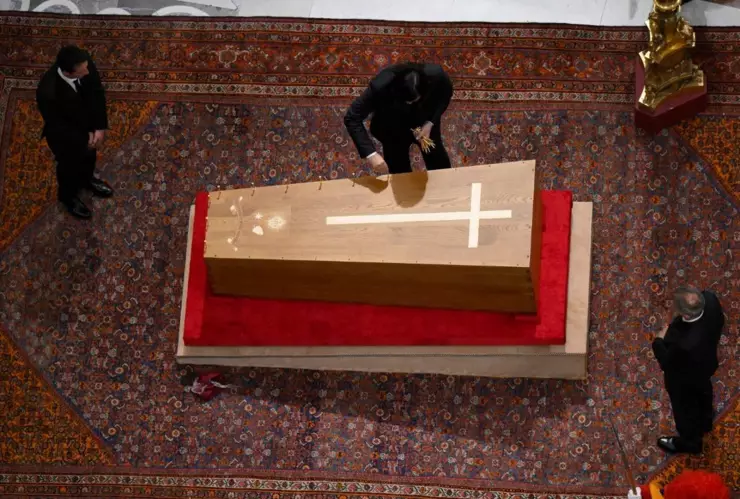 Papa Francisco feretro cerrado.jpeg