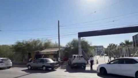 Roban camioneta con bebé a bordo