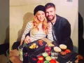 Shakira y Pique comiendo.jpg