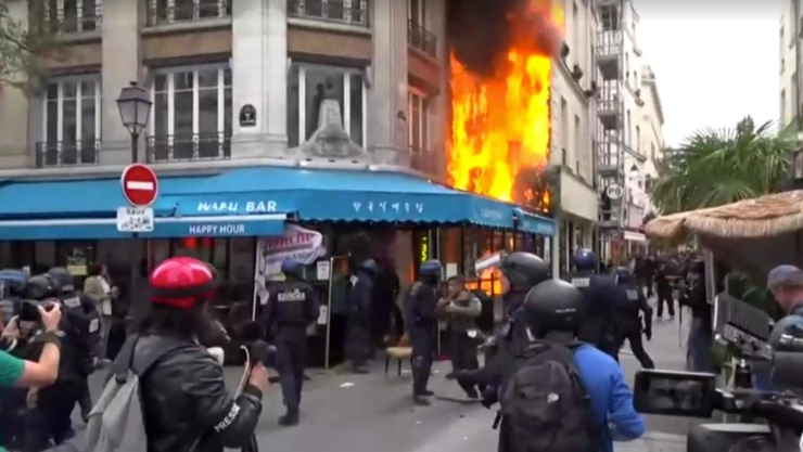 La policía responde al incendio en un restaurante de París, usas un extintor y le dicen a la gente que retrocedan