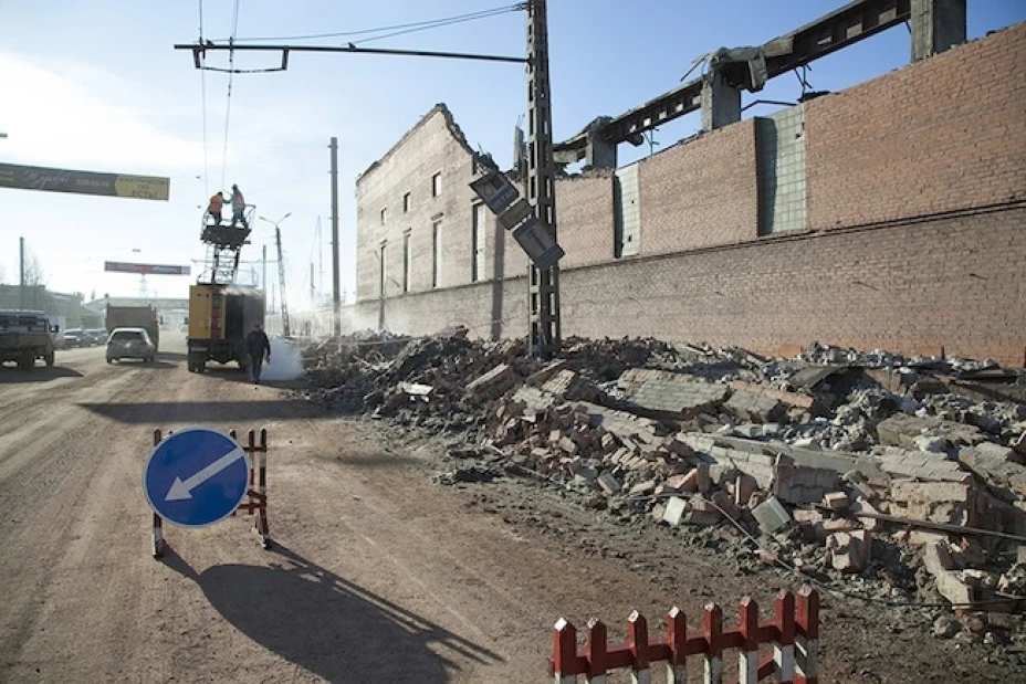 Trabajadores municipales reparan instalaciones eléctricas afuera de una fábrica de cinc tras el estallido de un meteoro cuya onda de choque causó daños en la región de Cheliábinsk, en Rusia
