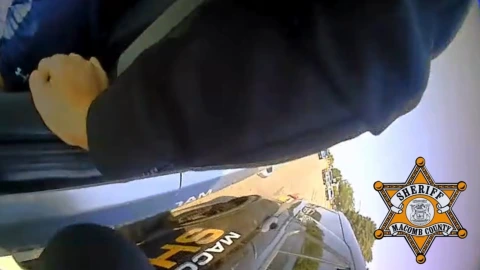 policía-salta-a-auto-en-movimiento-salvar-conductor-infarto-en-michigan-video-cuerpo