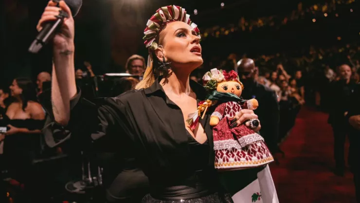 ¡A la mexicana! Adele homenajea a la muñeca ‘Lele’